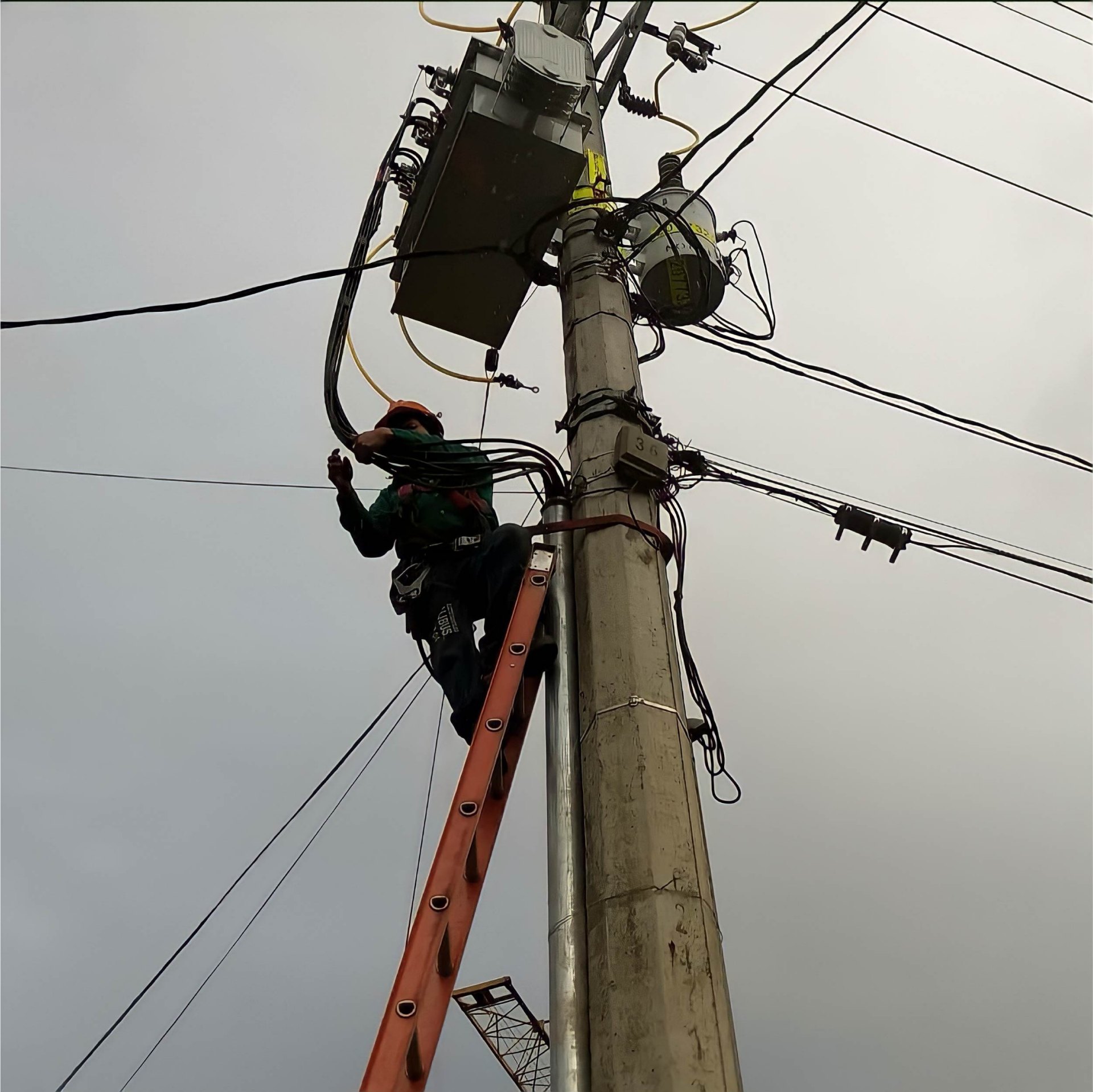 Técnico realizando mantenimiento en red eléctrica de media tensión